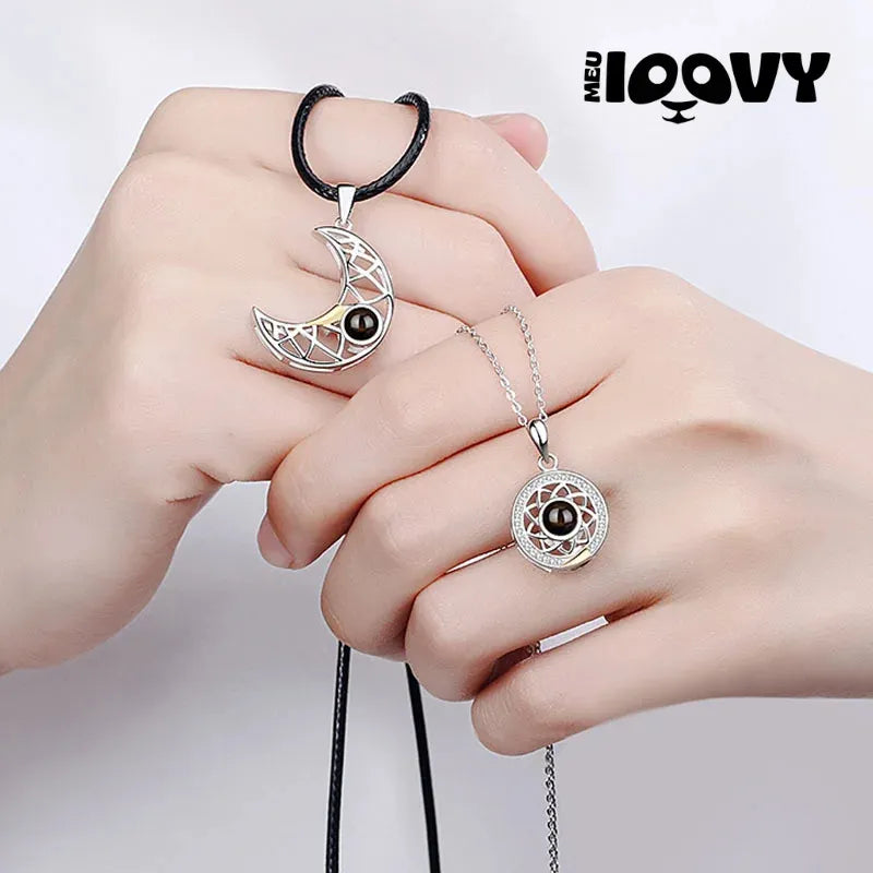 Colar Casal Sol & Lua Projeção Eu Te Amo em 100 Idiomas