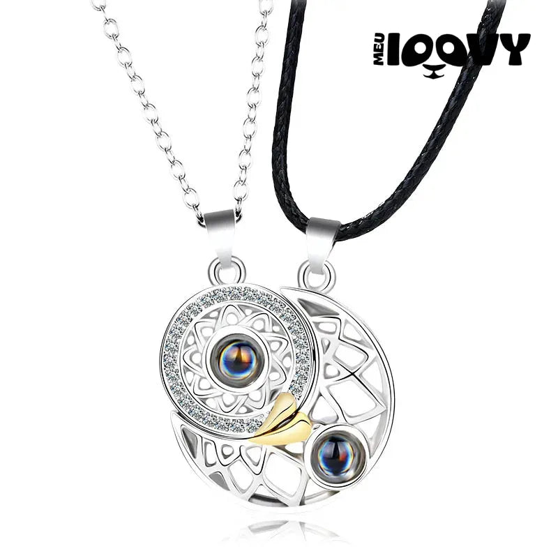 Colar Casal Sol & Lua Projeção Eu Te Amo em 100 Idiomas